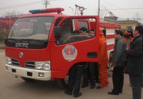 嶄新的消防車開進(jìn)河南西山區(qū)白楊鎮(zhèn)政府