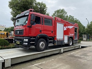 汕德卡8噸泡沫消防車(chē)